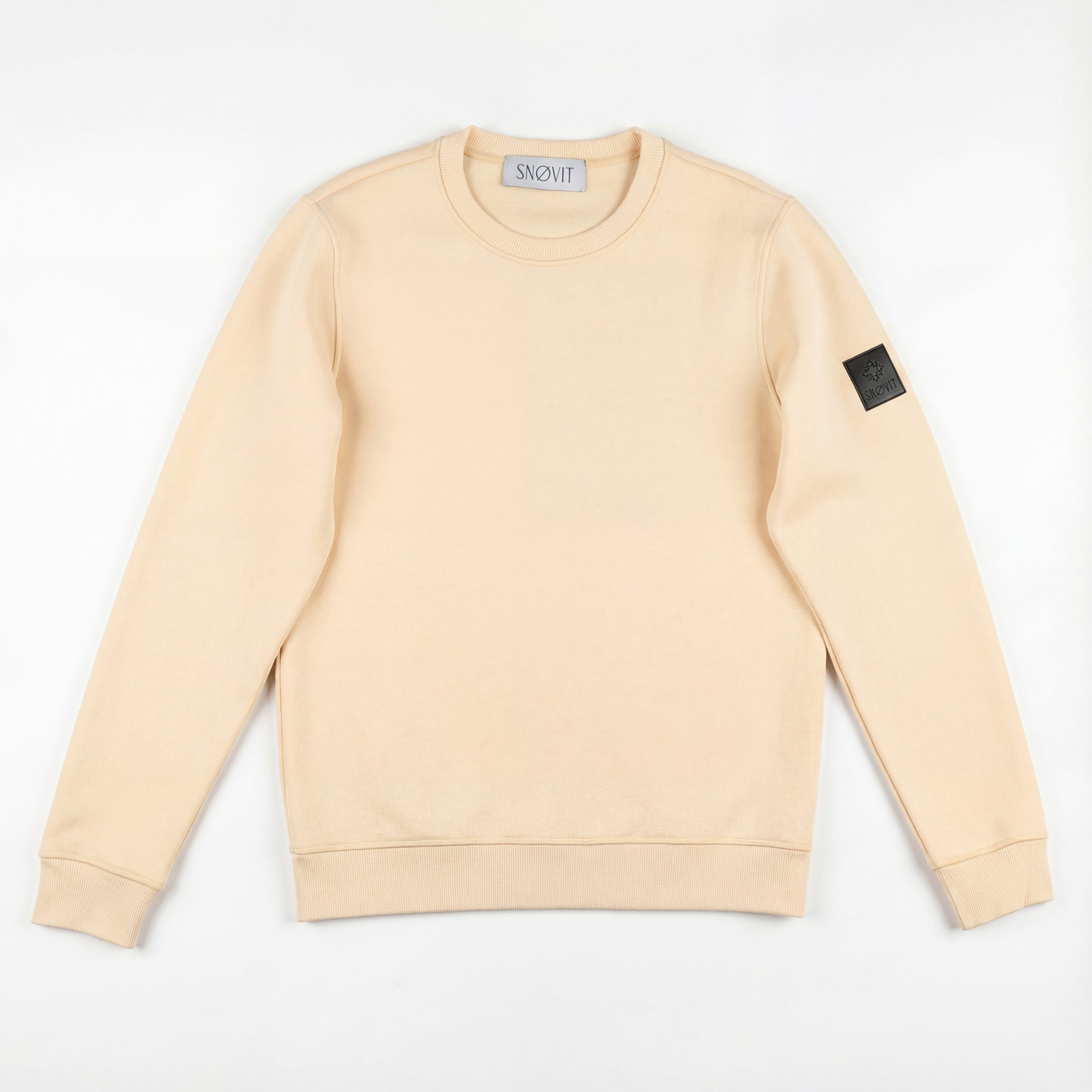 Vorderansicht des beigen SNØVIT Phantom Nebula Sweatshirts mit klassischem Schnitt und geripptem Rundhalsausschnitt.