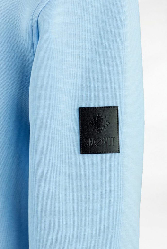 Nahaufnahme des blauen SNØVIT Deep Horizon Sweatshirts mit einzigartigem Lederpatch.