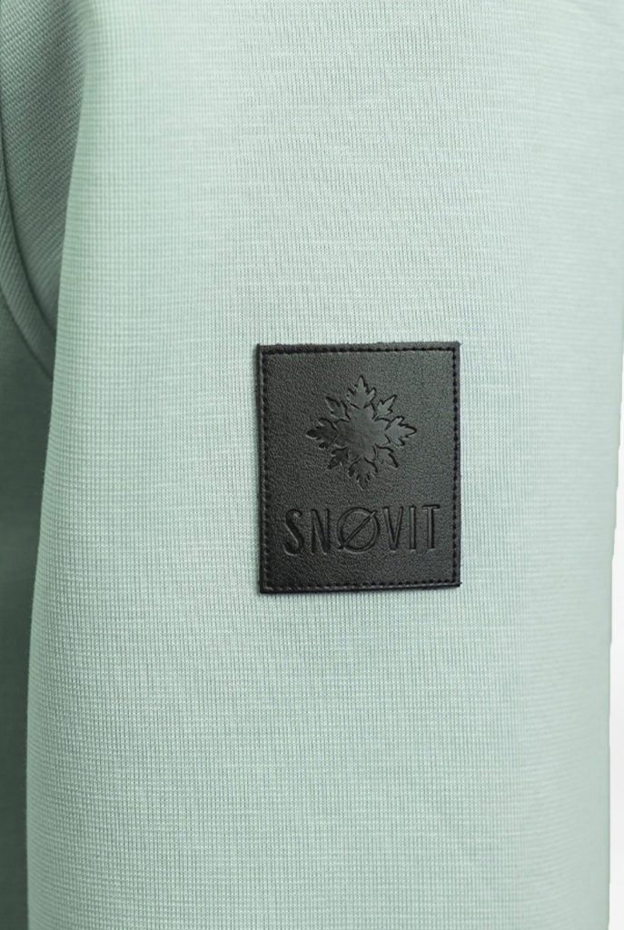 Nahaufnahme des einzigartigen Lederpatches am hellgrauen Arctic La Goone Sweatshirt von SNØVIT.