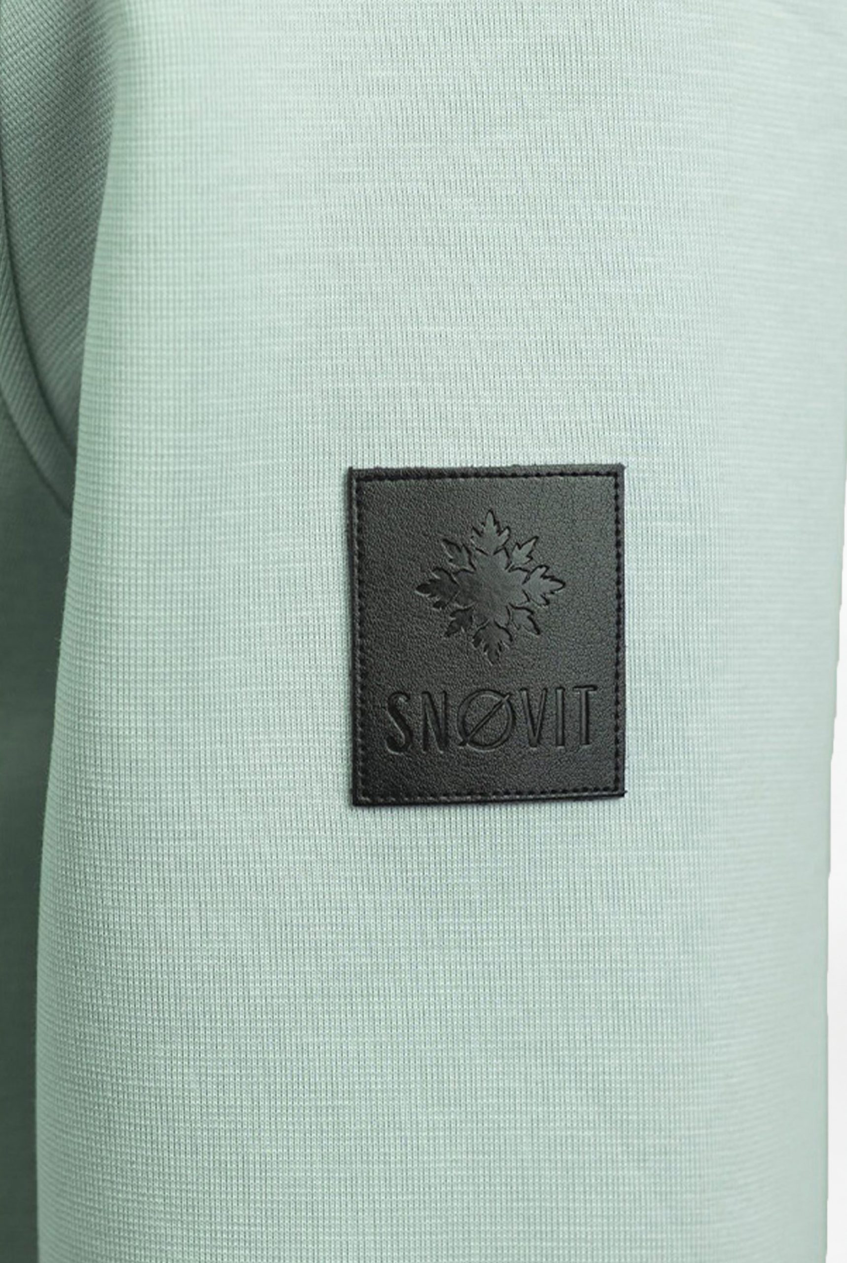 Nahaufnahme des einzigartigen Lederpatches am hellgrauen Arctic La Goone Sweatshirt von SNØVIT.