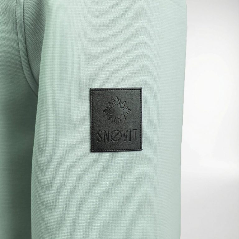 Nahaufnahme des einzigartigen Lederpatches am hellgrauen Arctic La Goone Sweatshirt von SNØVIT.