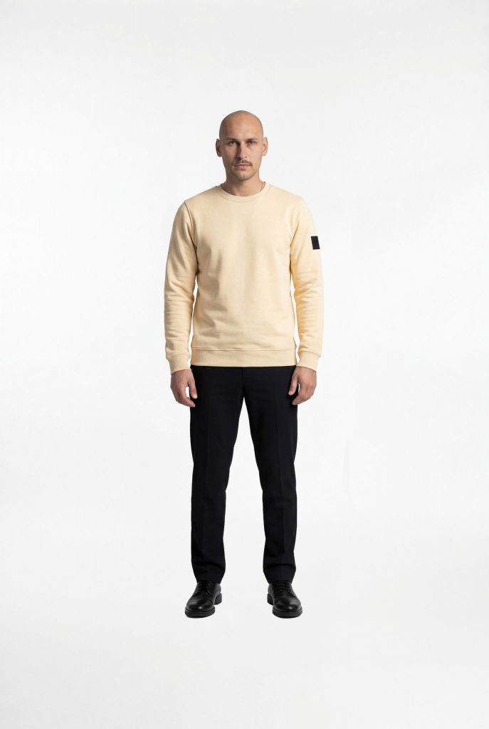 Model-traegt-beiges-phantom-nebula-sweatshirt-front-view