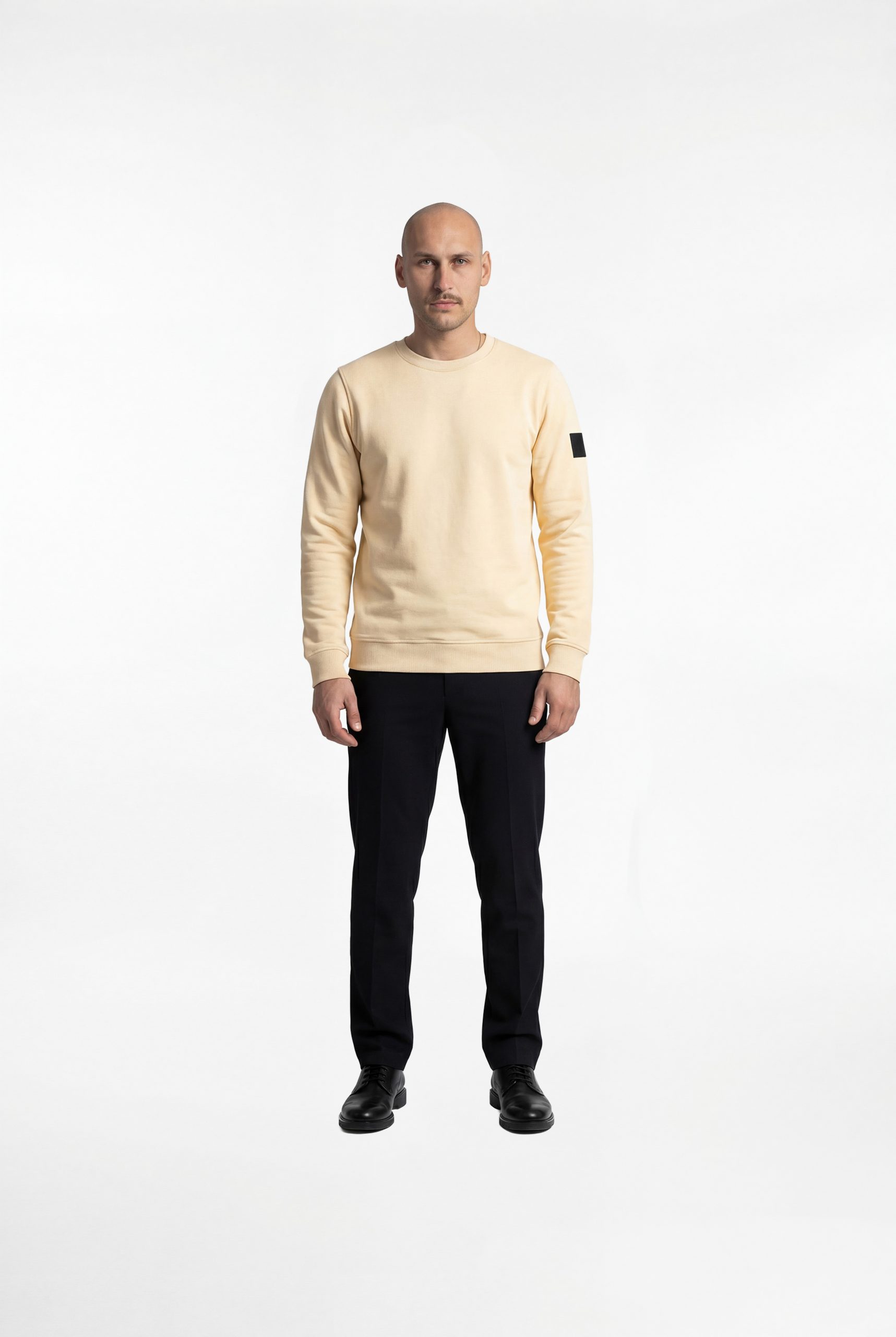 Model-traegt-beiges-phantom-nebula-sweatshirt-front-view