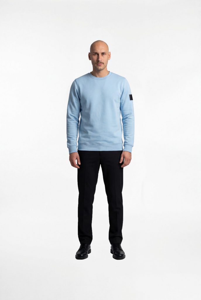 Model-traegt-blaues-deep-horizon-sweatshirt-front-view