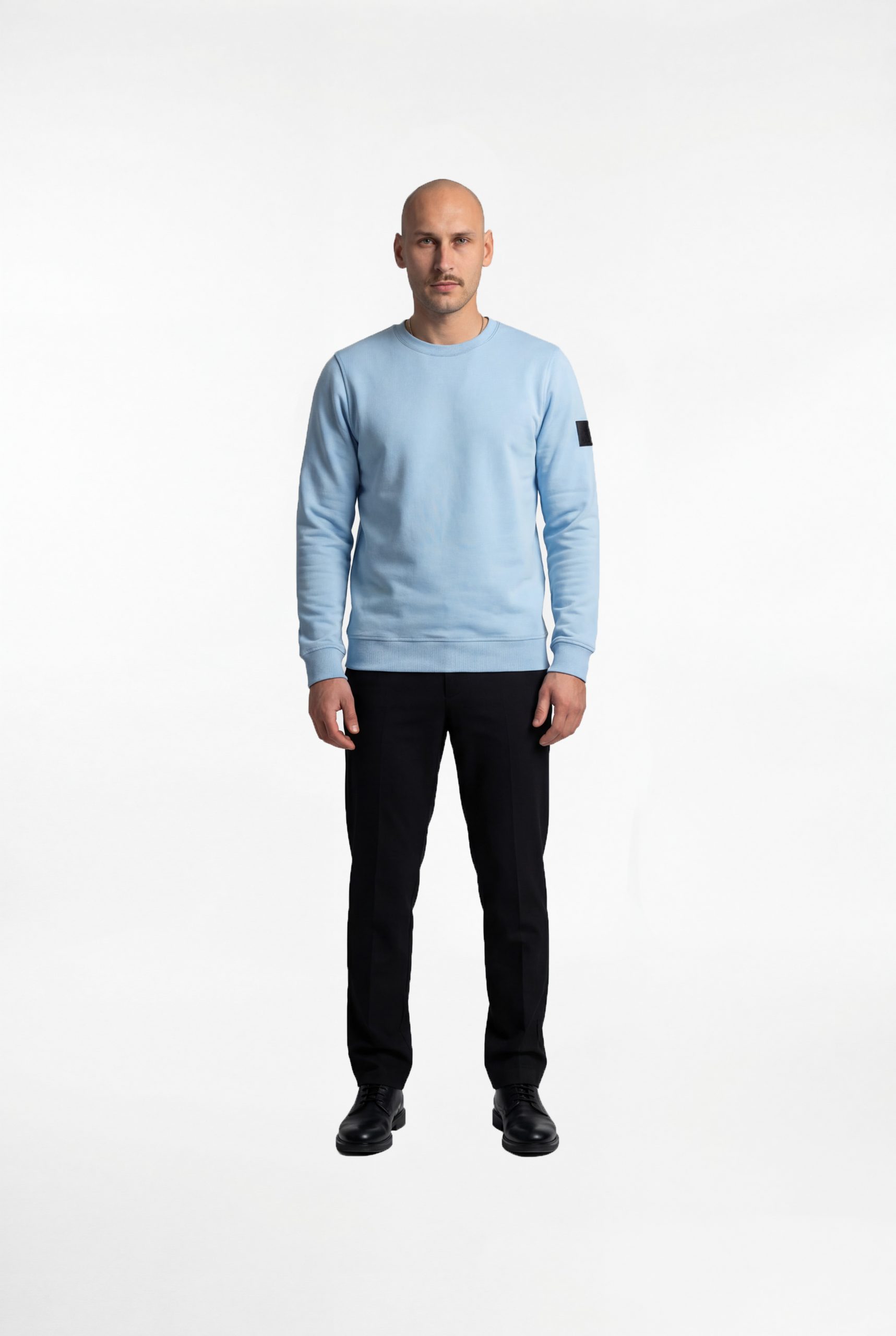Model-traegt-blaues-deep-horizon-sweatshirt-front-view