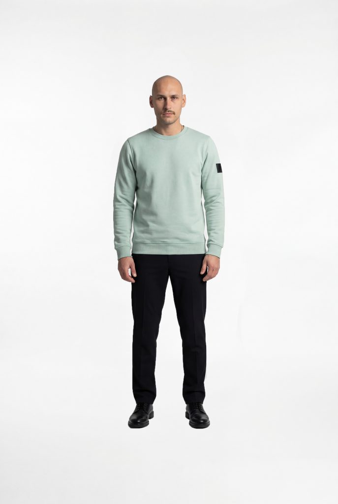 Model-traegt-graugruenes-arctic-la-goone-sweatshirt-front-view