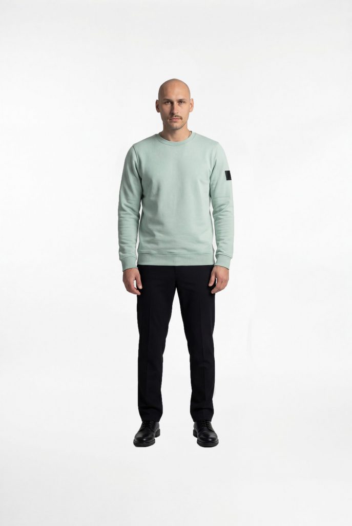 Model-traegt-graugruenes-arctic-la-goone-sweatshirt-front-view