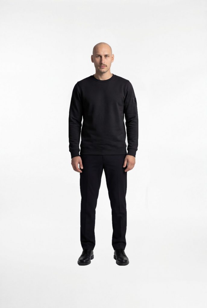 Model trägt schwarzes midnight core sweatshirt front view