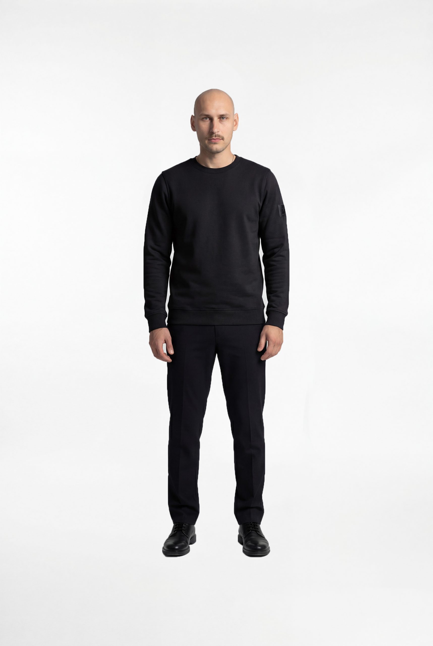 Model trägt schwarzes midnight core sweatshirt front view