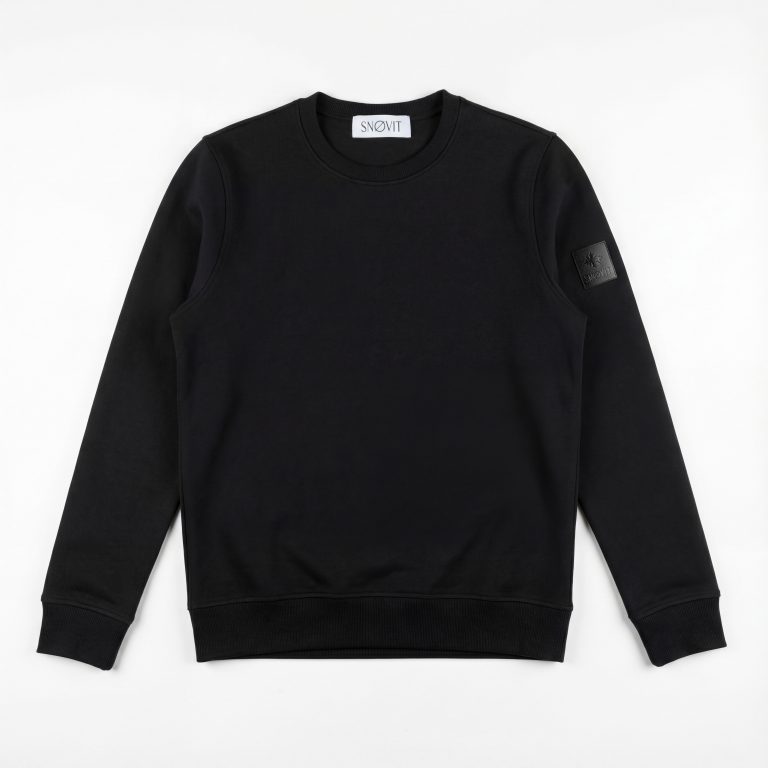Schwarzes SNØVIT Sweatshirt Midnight Cøre, Vorderansicht, gerippter Rundhalsausschnitt.