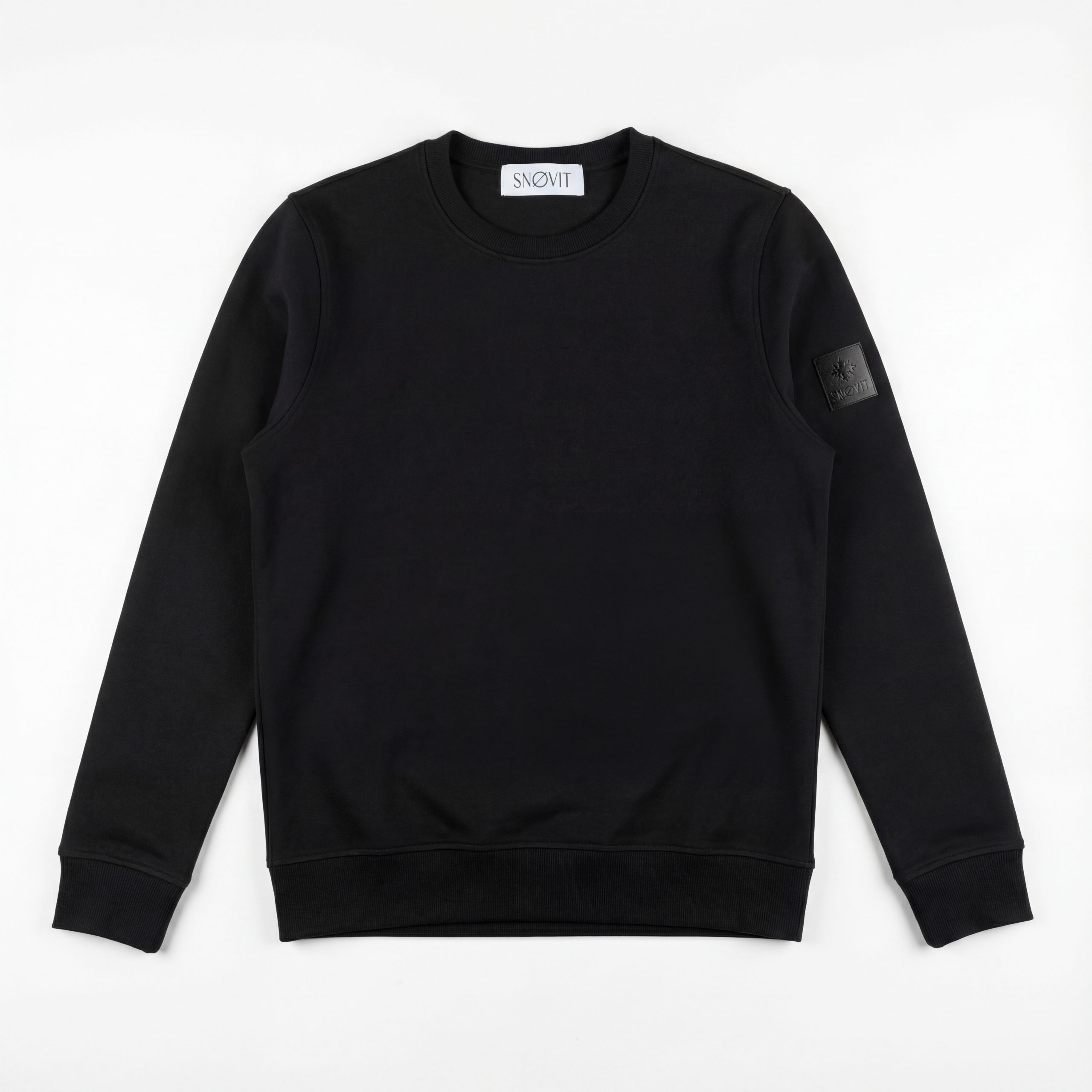 Schwarzes SNØVIT Sweatshirt Midnight Cøre, Vorderansicht, gerippter Rundhalsausschnitt.