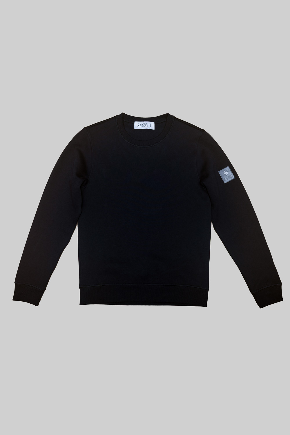 Schwarzes SNØVIT Sweatshirt Midnight Cøre, Vorderansicht, gerippter Rundhalsausschnitt.