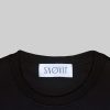 Nahaufnahme des schwarzen SNØVIT Brand-Tags im Midnight Cøre Sweatshirt, Details des Stoffes sichtbar.