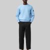 KI Model trägt blauen SNOVIT Pulli Deep Horizon.