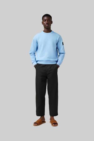 KI Model trägt blauen SNOVIT Pulli Deep Horizon.