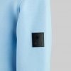 Nahaufnahme des blauen SNØVIT Deep Horizon Sweatshirts mit einzigartigem Lederpatch.