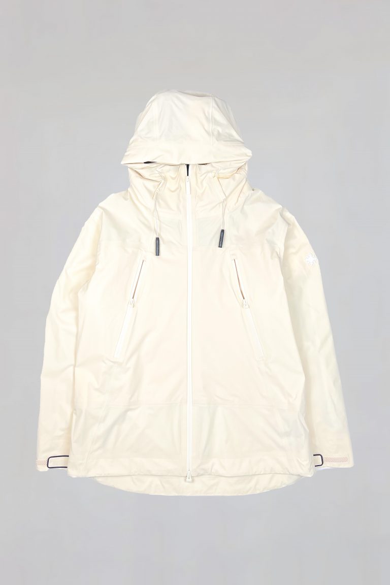 Beige SNØVIT Moonlighter X Outdoor-Jacke Vorderansicht aus robustem Nylon, wasserabweisend und winddicht.