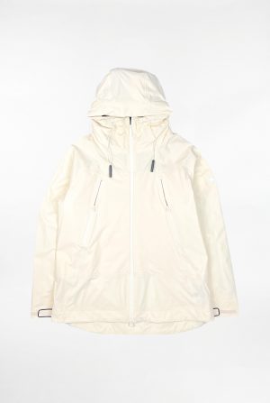 Beige SNØVIT Moonlighter X Outdoor-Jacke Vorderansicht aus robustem Nylon, wasserabweisend und winddicht.