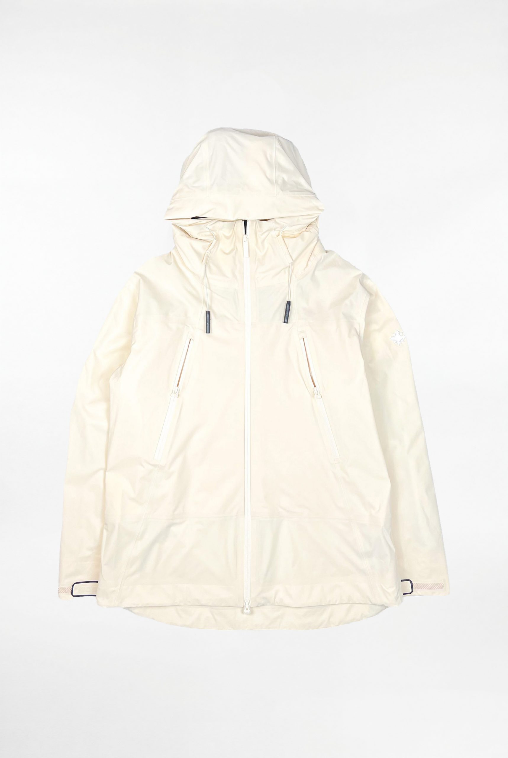 Beige SNØVIT Moonlighter X Outdoor-Jacke Vorderansicht aus robustem Nylon, wasserabweisend und winddicht.