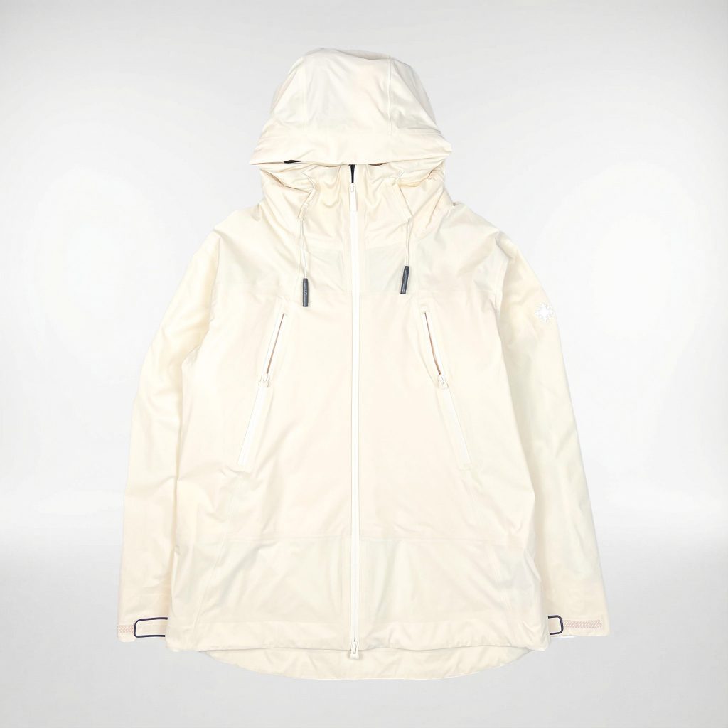 Beige SNØVIT Moonlighter X Outdoor-Jacke Vorderansicht aus robustem Nylon, wasserabweisend und winddicht.
