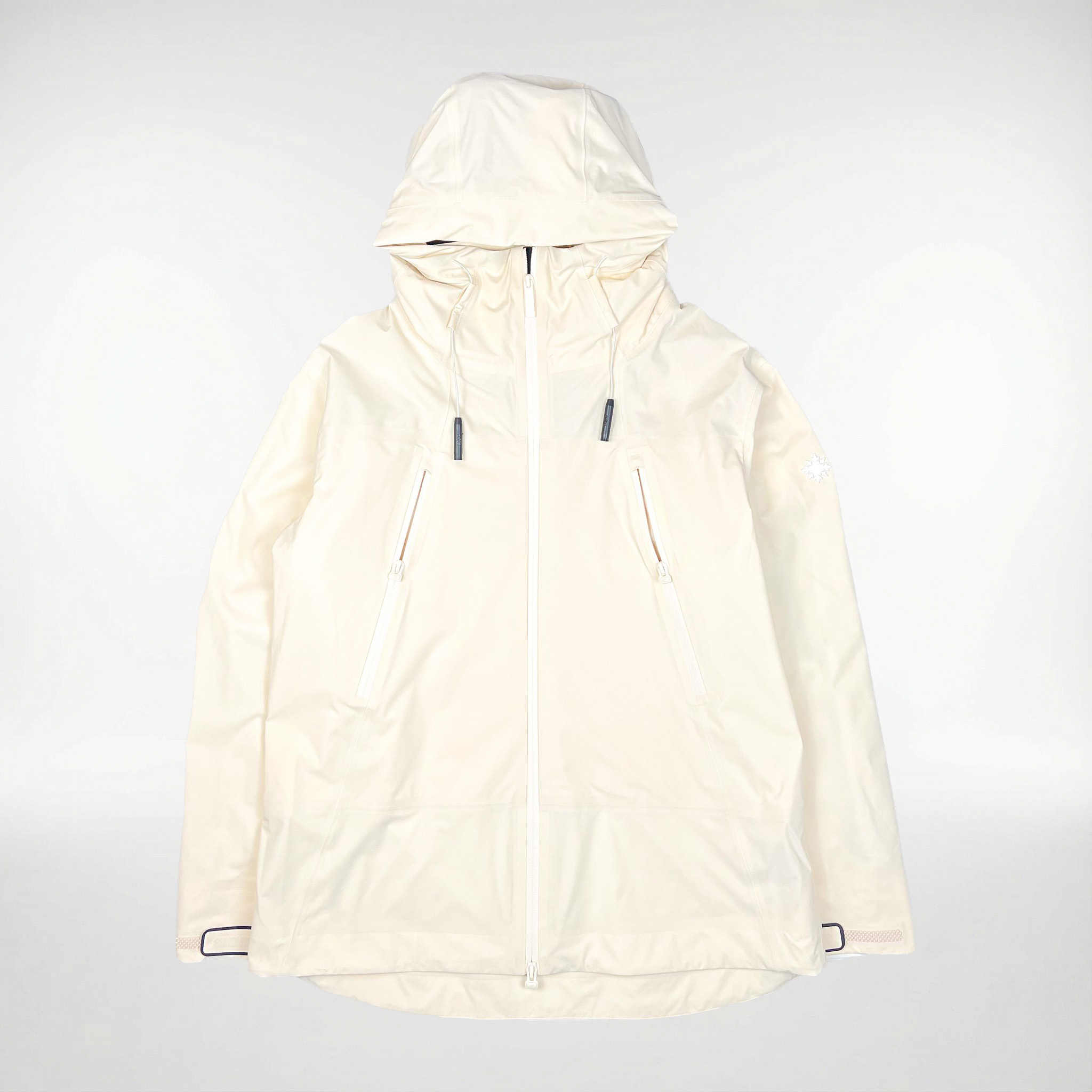 Beige SNØVIT Moonlighter X Outdoor-Jacke Vorderansicht aus robustem Nylon, wasserabweisend und winddicht.