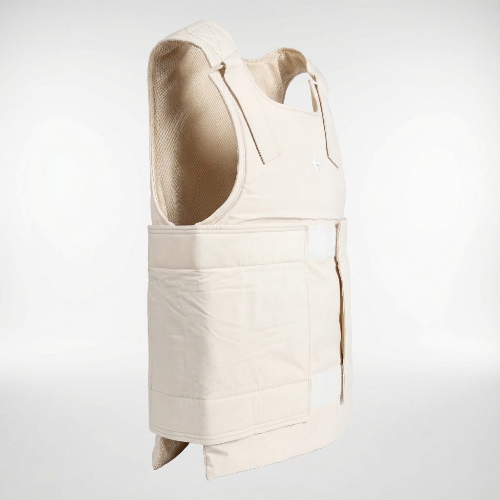 Seitenansicht der DEFENX PRO OBSIDIAN Stichschutzweste in Beige – SNØVIT Schutzweste.