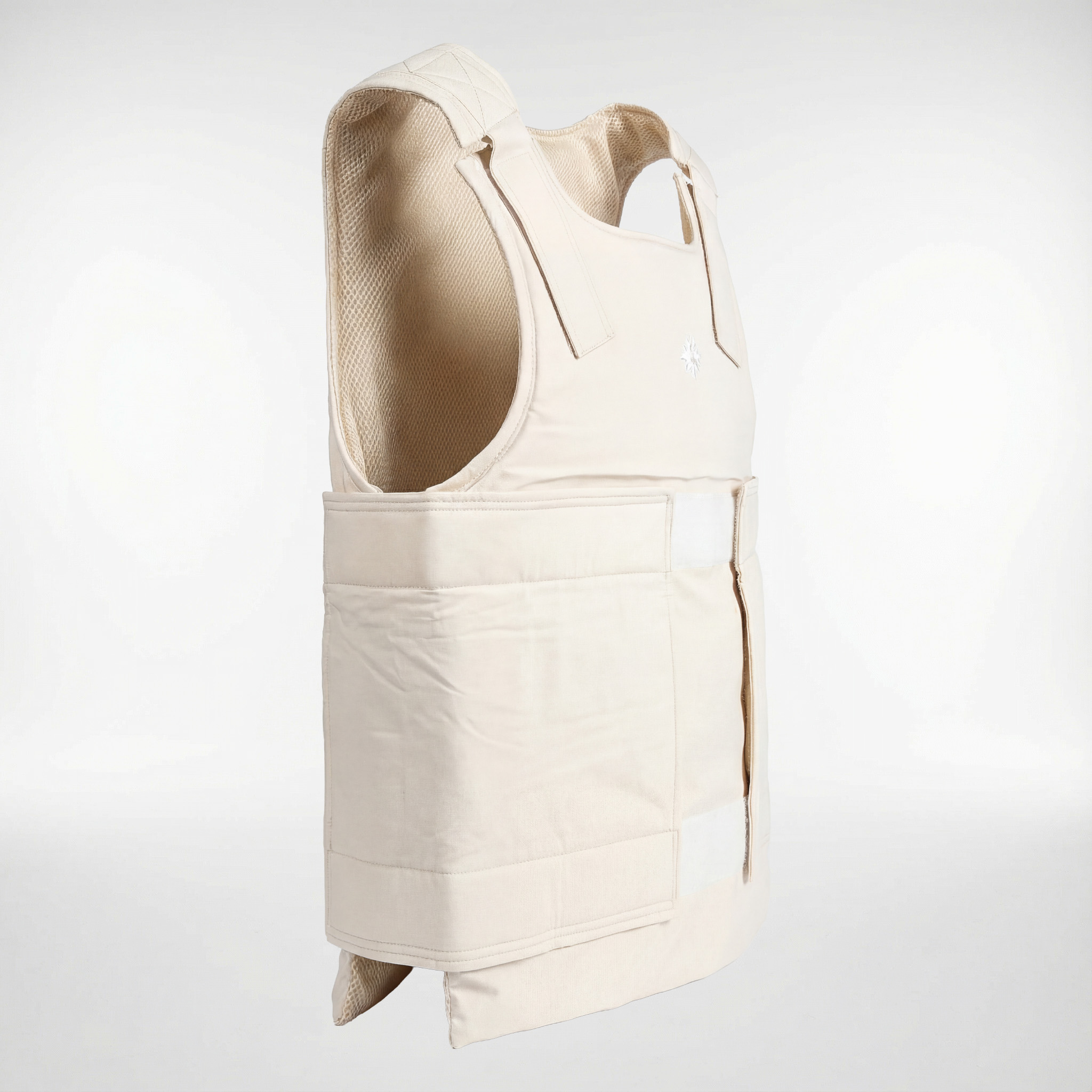 Seitenansicht der DEFENX PRO OBSIDIAN Stichschutzweste in Beige – SNØVIT Schutzweste.