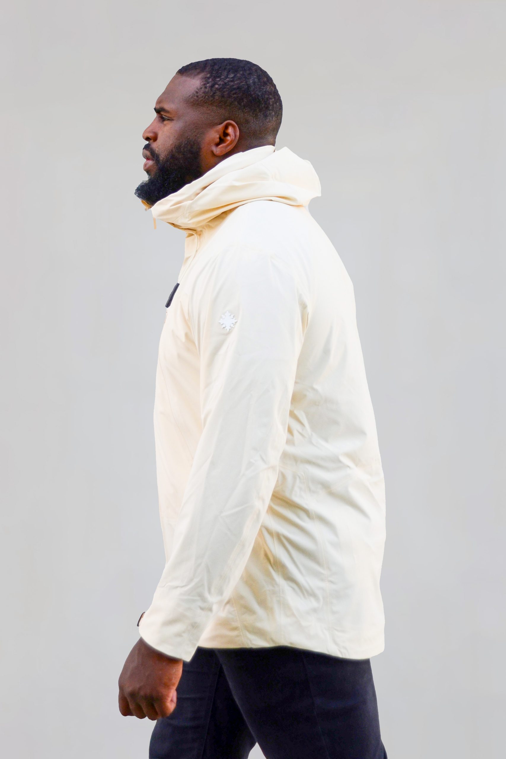 Model trägt weiße Outdoor Jacke Moonligther X Sidewalk