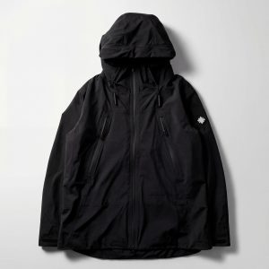 Vorderseite der schwarzen SNØVIT Nithya Nøva X Outdoor-Jacke aus strapazierfähigem, wasserabweisendem Nylon.