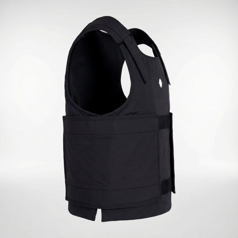 Seitenansicht der DEFENX PRO VANTA Stichschutzweste in Schwarz – SNØVIT Schutzweste.