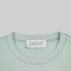 Nahaufnahme des SNØVIT Brand Tags im hellgrauen Arctic La Goone Sweatshirt.
