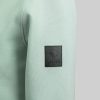 Nahaufnahme des einzigartigen Lederpatches am hellgrauen Arctic La Goone Sweatshirt von SNØVIT.