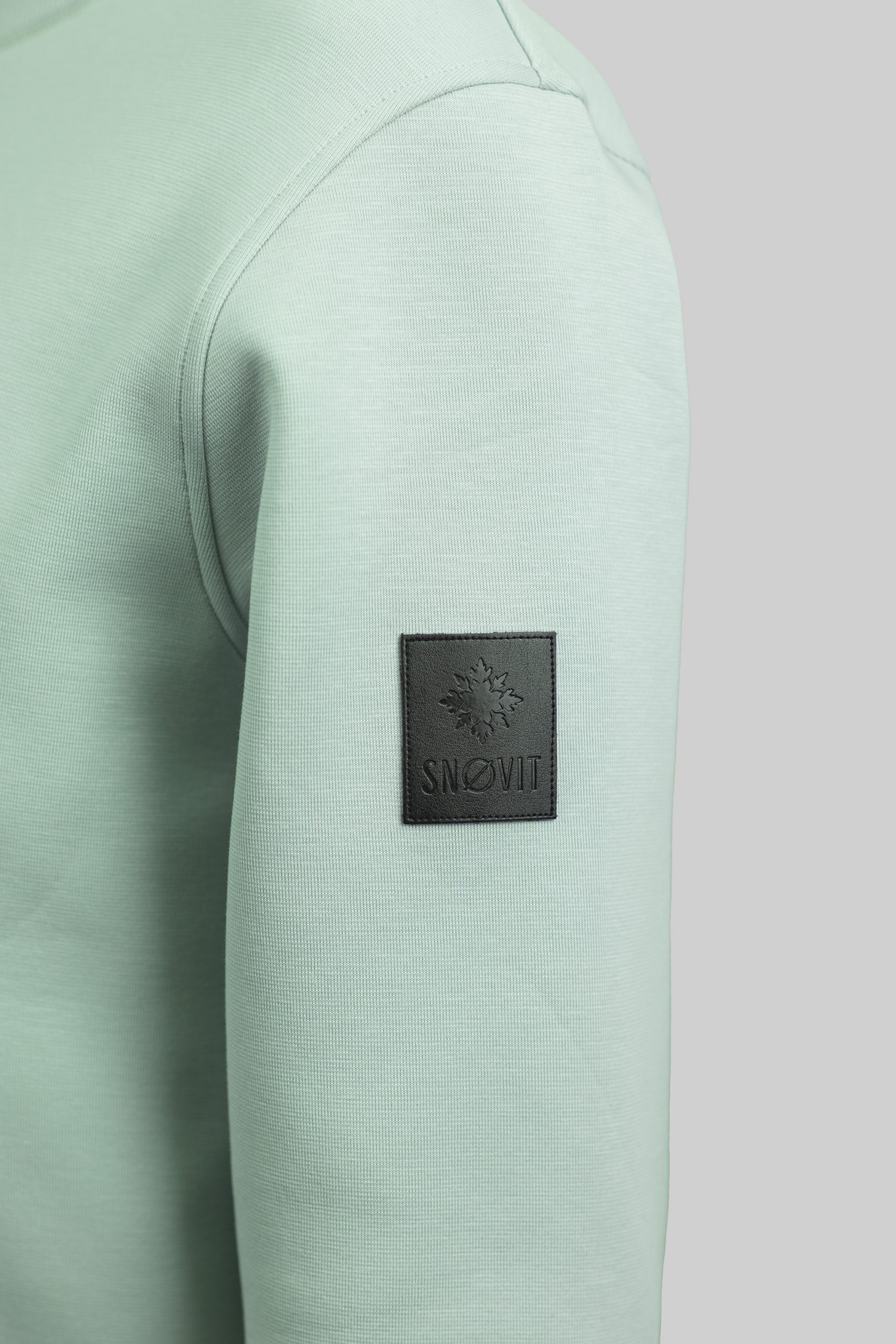 Nahaufnahme des einzigartigen Lederpatches am hellgrauen Arctic La Goone Sweatshirt von SNØVIT.