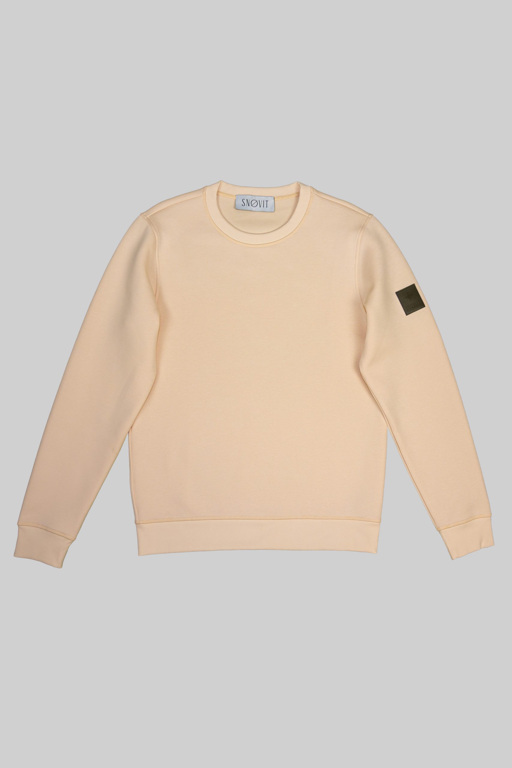 Vorderansicht des beigen SNØVIT Phantom Nebula Sweatshirts mit klassischem Schnitt und geripptem Rundhalsausschnitt.