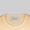 Nahaufnahme des SNØVIT Brand Tags im beigen Sweatshirt Phantom Nebula – sichtbar auf der Innenseite.