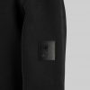 Nahaufnahme des schwarzen SNØVIT Midnight Cøre Sweatshirts mit einzigartigem Lederpatch.