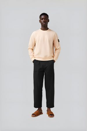KI Model trägt beigen SNOVIT Pulli Phantom Nebula.