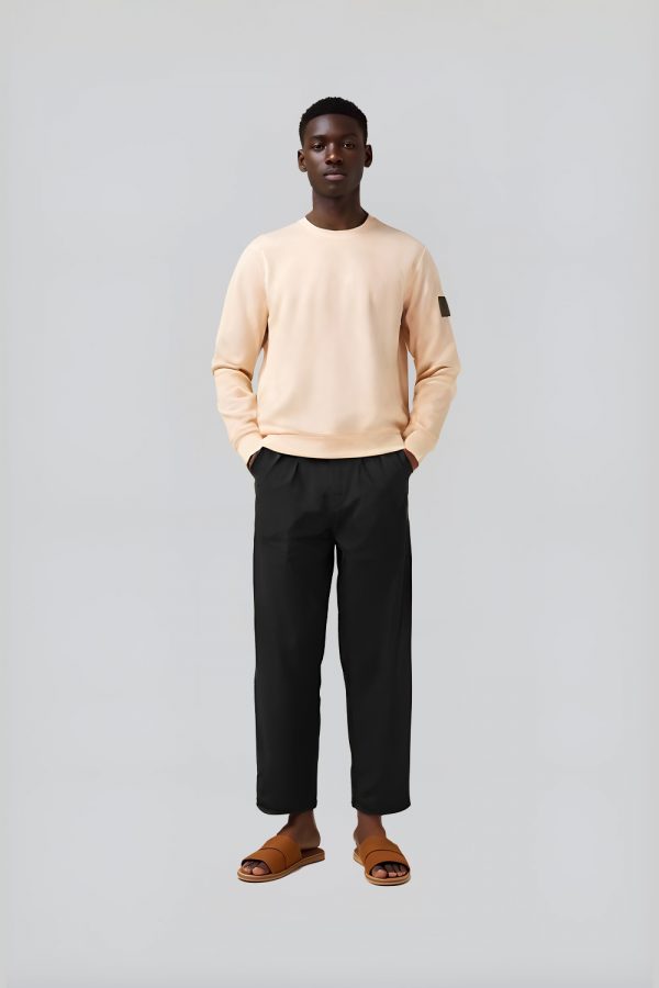KI Model trägt beigen SNOVIT Pulli Phantom Nebula.