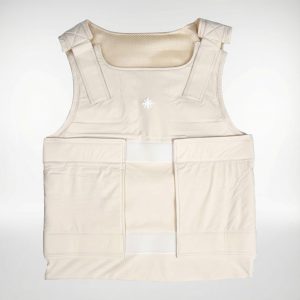 Vorderansicht der DEFENX PRO OBSIDIAN Stichschutzweste in Beige – SNØVIT Schutzweste.