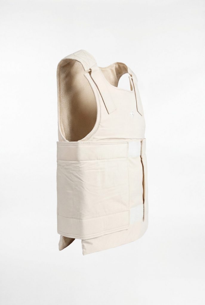 Seitenansicht der DEFENX PRO OBSIDIAN Stichschutzweste in Beige – SNØVIT Schutzweste.
