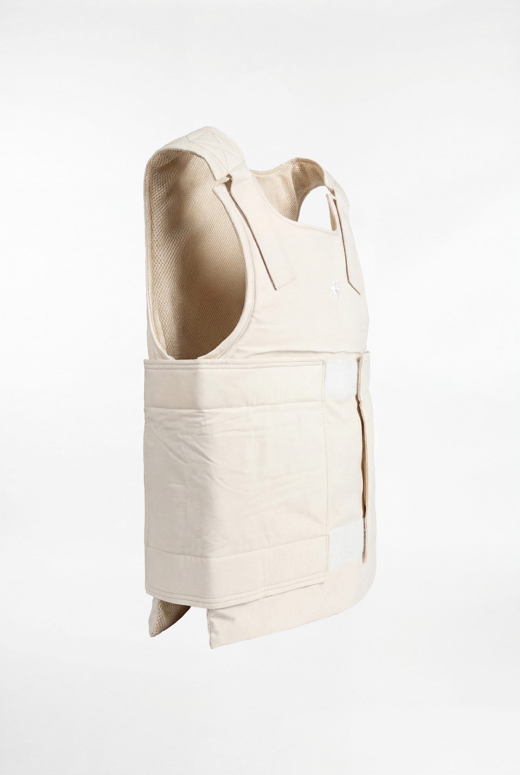 Seitenansicht der DEFENX PRO OBSIDIAN Stichschutzweste in Beige – SNØVIT Schutzweste.