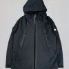 Vorderseite der schwarzen SNØVIT Nithya Nøva X Outdoor-Jacke mit zwei Belüftungs-Zippern und sichtbarem SNØVIT-Logo.