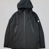 Vorderseite der schwarzen SNØVIT Nithya Nøva X Outdoor-Jacke aus strapazierfähigem, wasserabweisendem Nylon.