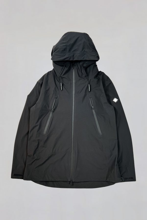 Vorderseite der schwarzen SNØVIT Nithya Nøva X Outdoor-Jacke aus strapazierfähigem, wasserabweisendem Nylon.