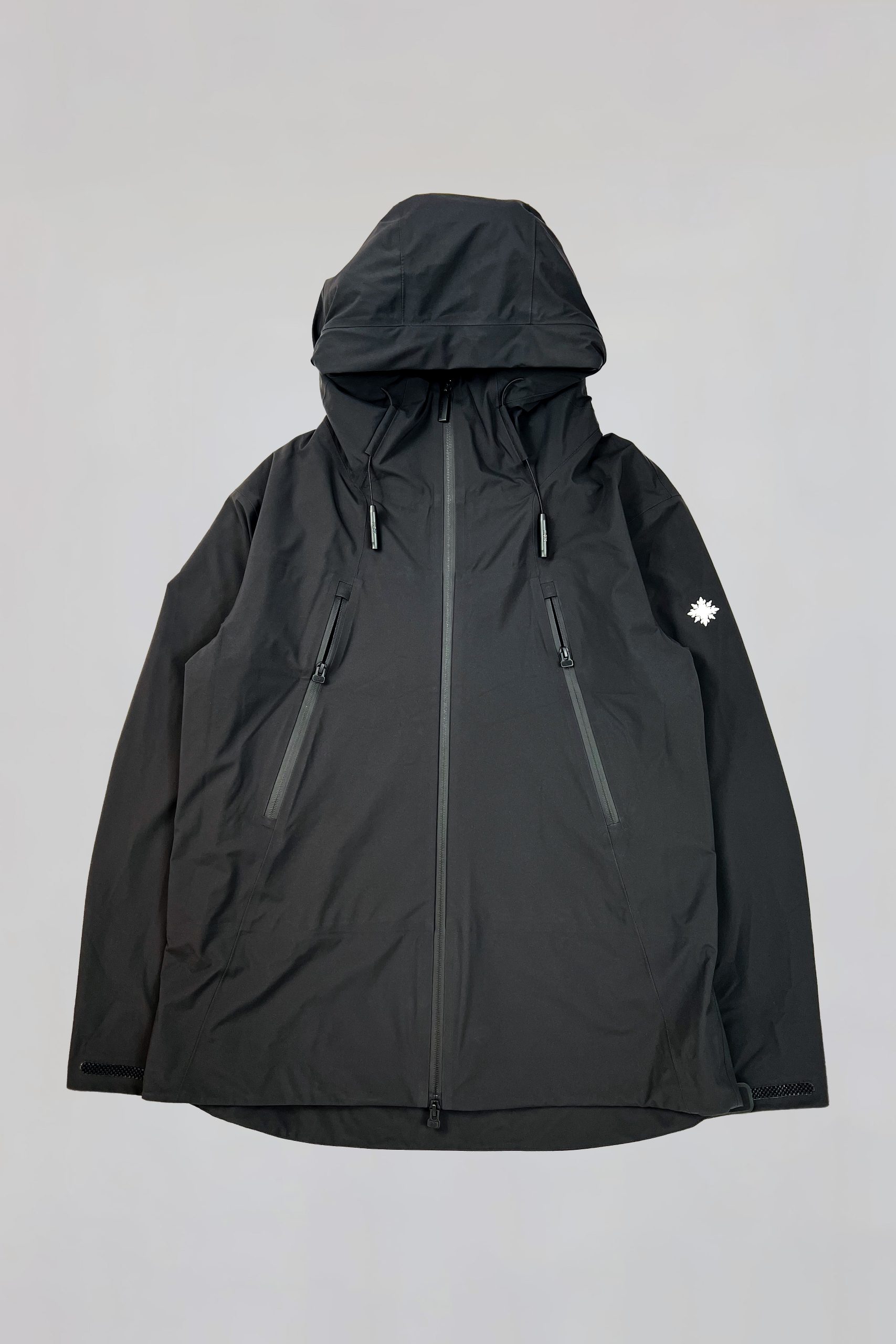 Vorderseite der schwarzen SNØVIT Nithya Nøva X Outdoor-Jacke aus strapazierfähigem, wasserabweisendem Nylon.