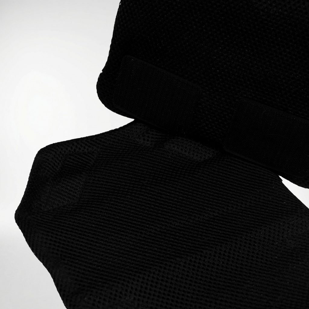 Detailansicht der DEFENX Side Shield Seitenprotektoren für modulare DEFENX Westen – hochwertige Materialien und Verarbeitung im Fokus.