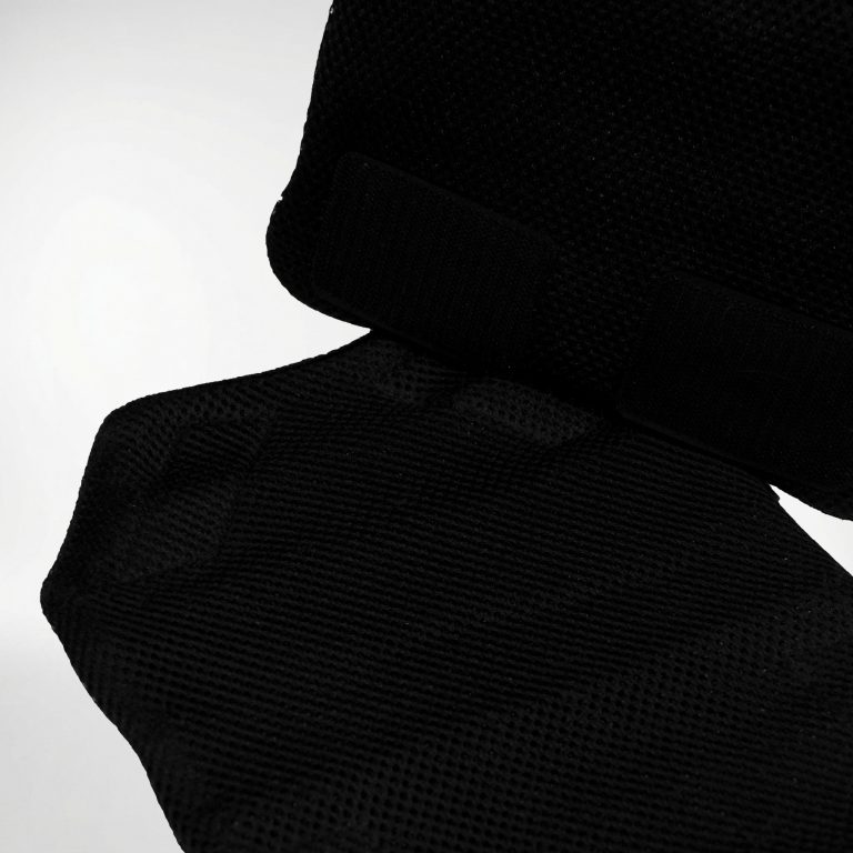 Detailansicht der DEFENX Side Shield Seitenprotektoren für modulare DEFENX Westen – hochwertige Materialien und Verarbeitung im Fokus.