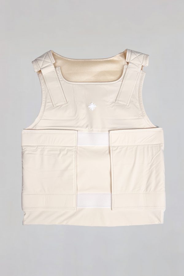 Vorderansicht der DEFENX PRO OBSIDIAN Stichschutzweste in Beige – SNØVIT Schutzweste.