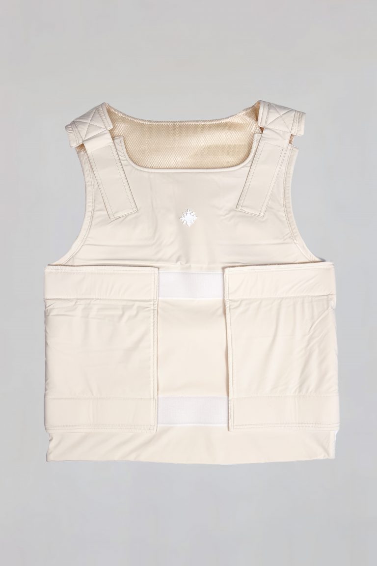 Vorderansicht der DEFENX PRO OBSIDIAN Stichschutzweste in Beige – SNØVIT Schutzweste.