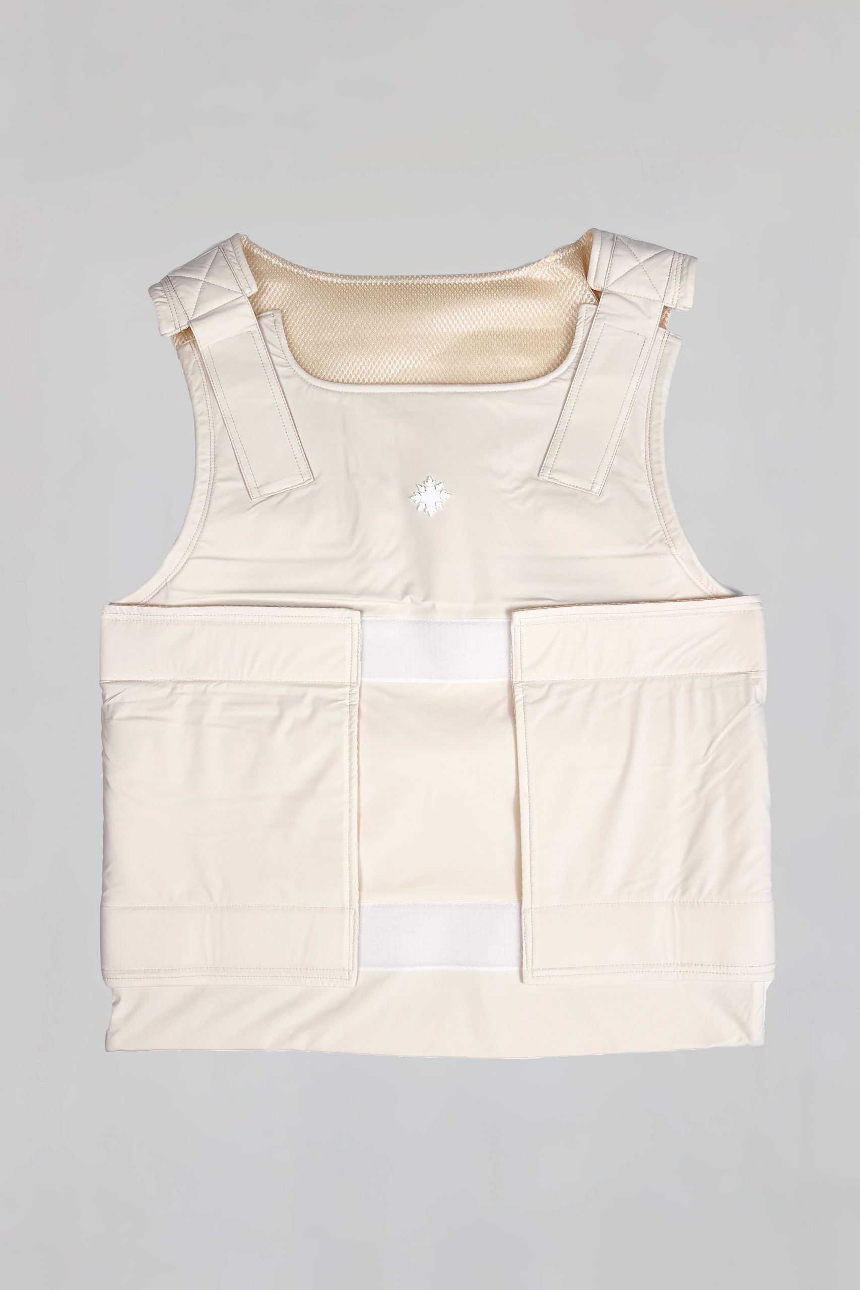 Vorderansicht der DEFENX PRO OBSIDIAN Stichschutzweste in Beige – SNØVIT Schutzweste.